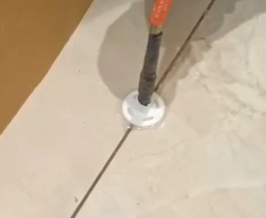 康平瓷砖空鼓维修公司专业解答瓷砖在铺贴过程中，如果没有涂抹均匀到位的粘结材料（如水泥砂浆或瓷砖胶），可能会导致以下问题