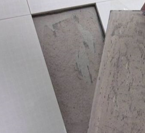 康平瓷砖空鼓维修公司分享瓷砖铺贴时如果打浆（即涂抹在瓷砖背面和基层上的砂浆或瓷砖胶）过少，会带来以下问题